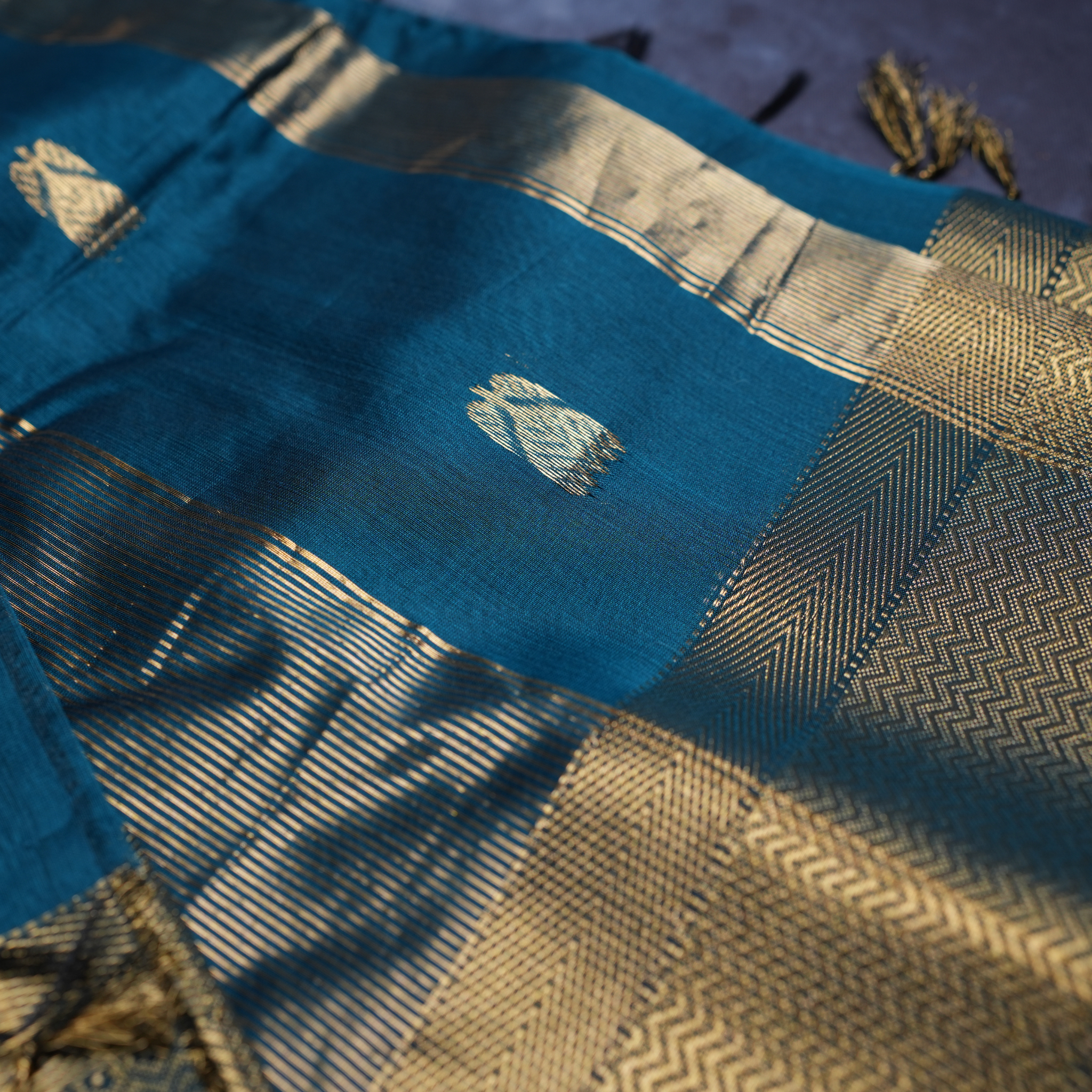 Maheshwari Jari Lehar v Border Lotus Buta Body Silk by Cotton Saree with Blouse 